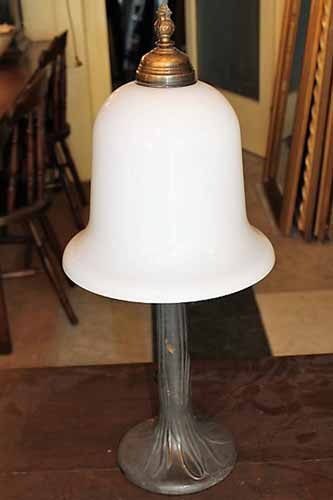 Tafellamp. met klokvormige grote lamp en bronzen voet