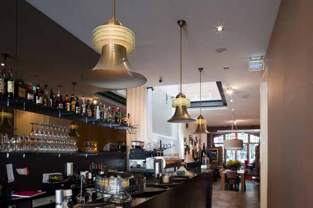 Caf Restaurant Jaap, Utrecht. Art Deco koperkleurige hanglampen naar beneden schijnend