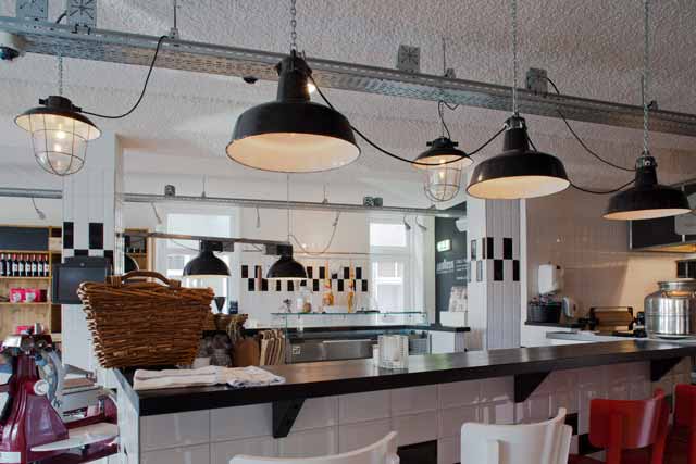 Restaurant & Deli Keuken, Utrecht. Industrile kappen met langwerpig glas